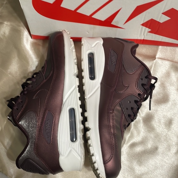 Nike Air Max 90 Burgundy Leather Woman Sneakers Size 8 - Almost New! - Picture 4 of 7